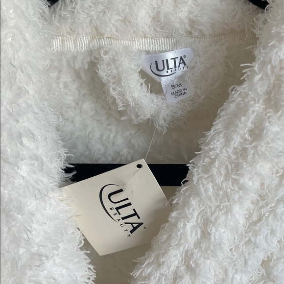 ULTA Fuzzy Robe - Picture 9 of 14